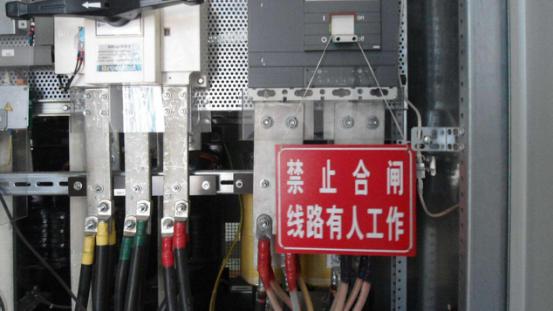 3.验电: 1)验电时,应按检修设备的电压等级选用相应的验电器。 2)验电前先检查验电器是否外观无损坏,并在带电设备上进行试验,确认验电器完好后方可使用。 3)验电时,不要用验电器(高压)直接触及设备的带电部分,而应逐渐靠近带电体,至灯亮或风轮转动或语音提示为止。应注意不要让验电器受邻近带电体影响。 4)应在开关柜设备进出线两侧逐相验电。在线路上检修联络用的开关或刀闸时,也应在两侧验电。 4.